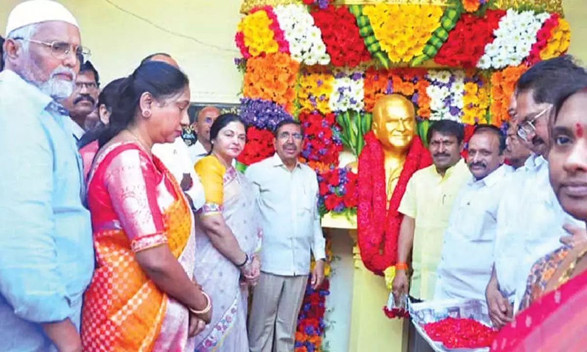 Andhra: NTR की 30वीं पुण्यतिथि पर उन्हें पुष्पांजलि अर्पित की गई Andhra: NTR की 30वीं पुण्यतिथि पर उन्हें पुष्पांजलि अर्पित की गई