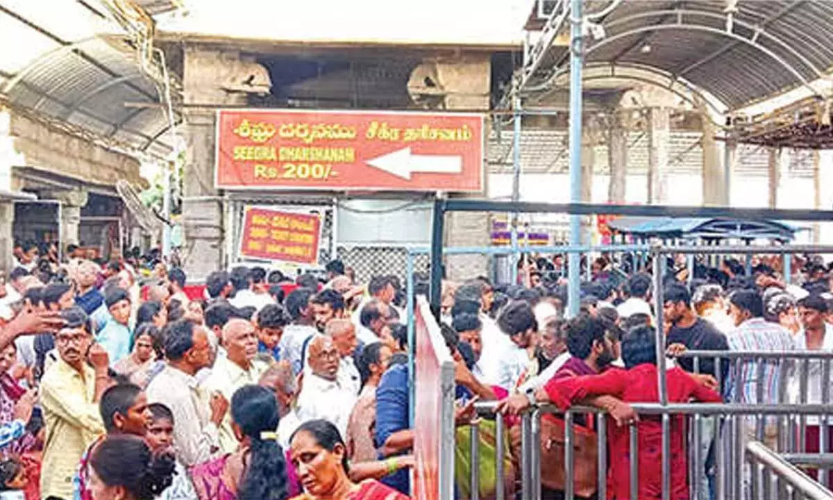 Andhra: थाई अमावस्या पर श्रीकालाहस्ती मंदिर में भारी भीड़ Andhra: थाई अमावस्या पर श्रीकालाहस्ती मंदिर में भारी भीड़