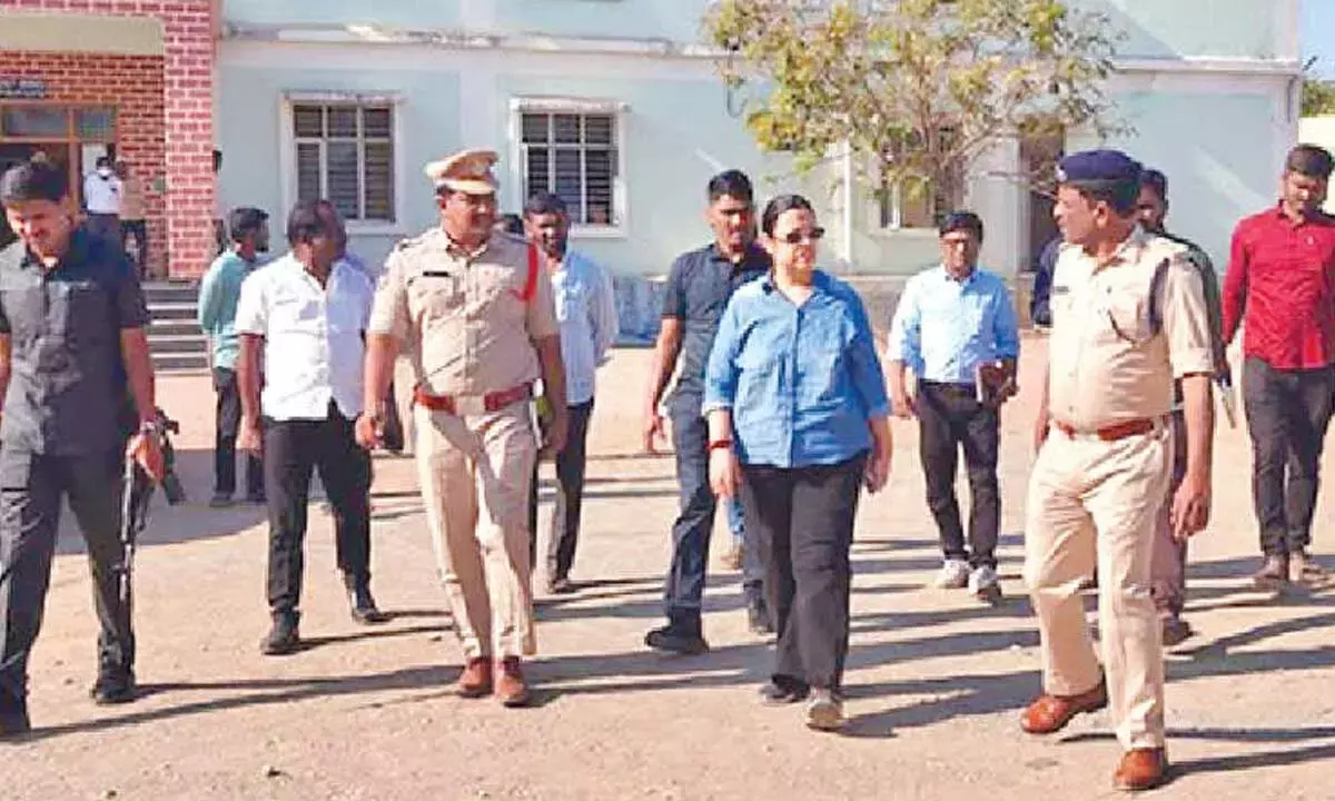 Telangana: मंत्री के कागजनगर दौरे के मद्देनजर सुरक्षा व्यवस्था कड़ी कर दी गई है