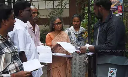Tamil Nadu में वोटर लिस्ट में नाम जुड़वाने के लिए 13 लाख लोगों ने अप्लाई किया Tamil Nadu में वोटर लिस्ट में नाम जुड़वाने के लिए 13 लाख लोगों ने अप्लाई किया