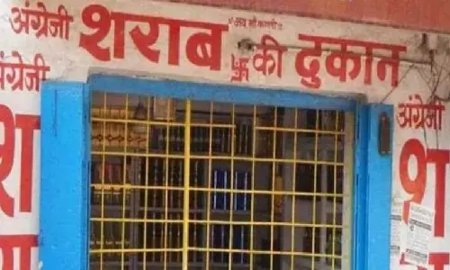 ओवर रेटिंग पर शराब बेचने वाला कर्मचारी नौकरी से निकाला गया ओवर रेटिंग पर शराब बेचने वाला कर्मचारी नौकरी से निकाला गया