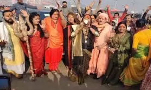 Prayagraj: मौनी अमावस्या पर किन्नर अखाड़े ने संगम में लगाई पावन डुबकी Prayagraj: मौनी अमावस्या पर किन्नर अखाड़े ने संगम में लगाई पावन डुबकी