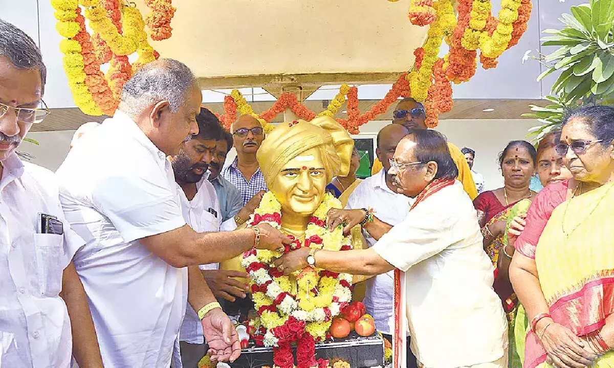 नेताओं ने NTR की 30वीं पुण्यतिथि पर उन्हें श्रद्धांजलि दी नेताओं ने NTR की 30वीं पुण्यतिथि पर उन्हें श्रद्धांजलि दी
