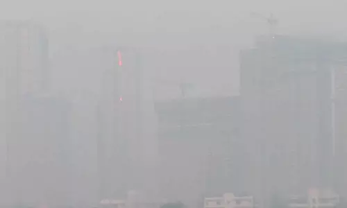 Mumbai : शहर के आसमान में घना स्मॉग छाया, एयर क्वालिटी खराब बनी हुई है Mumbai : शहर के आसमान में घना स्मॉग छाया, एयर क्वालिटी खराब बनी हुई है