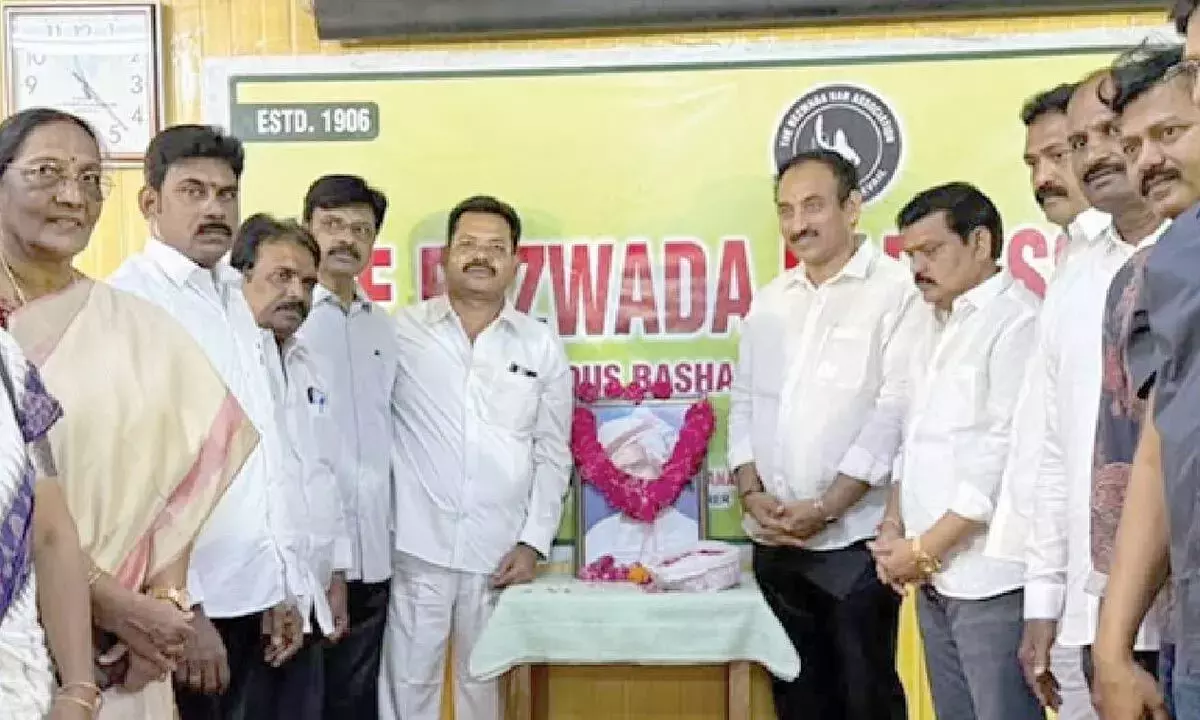बेज़वाड़ा बार एसोसिएशन ने NTR को भावभीनी श्रद्धांजलि दी बेज़वाड़ा बार एसोसिएशन ने NTR को भावभीनी श्रद्धांजलि दी