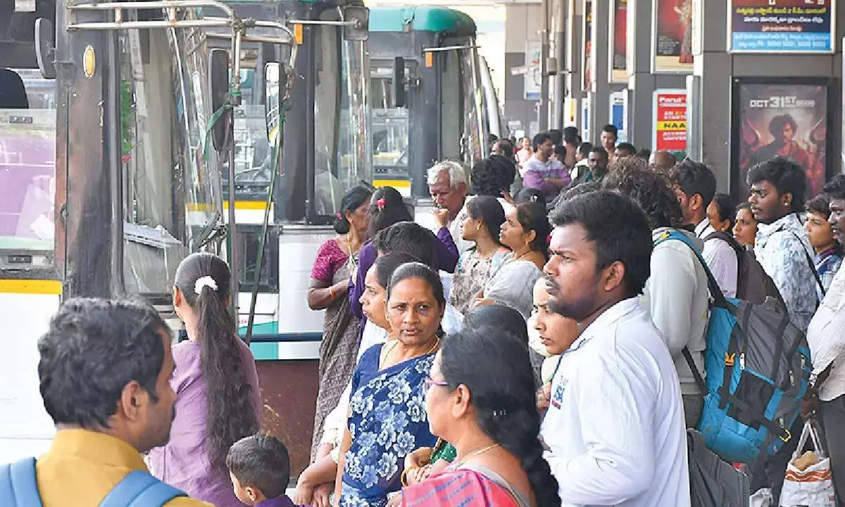 संक्रांति के बाद भी PNBS पर यात्रियों की भीड़ जारी है संक्रांति के बाद भी PNBS पर यात्रियों की भीड़ जारी है