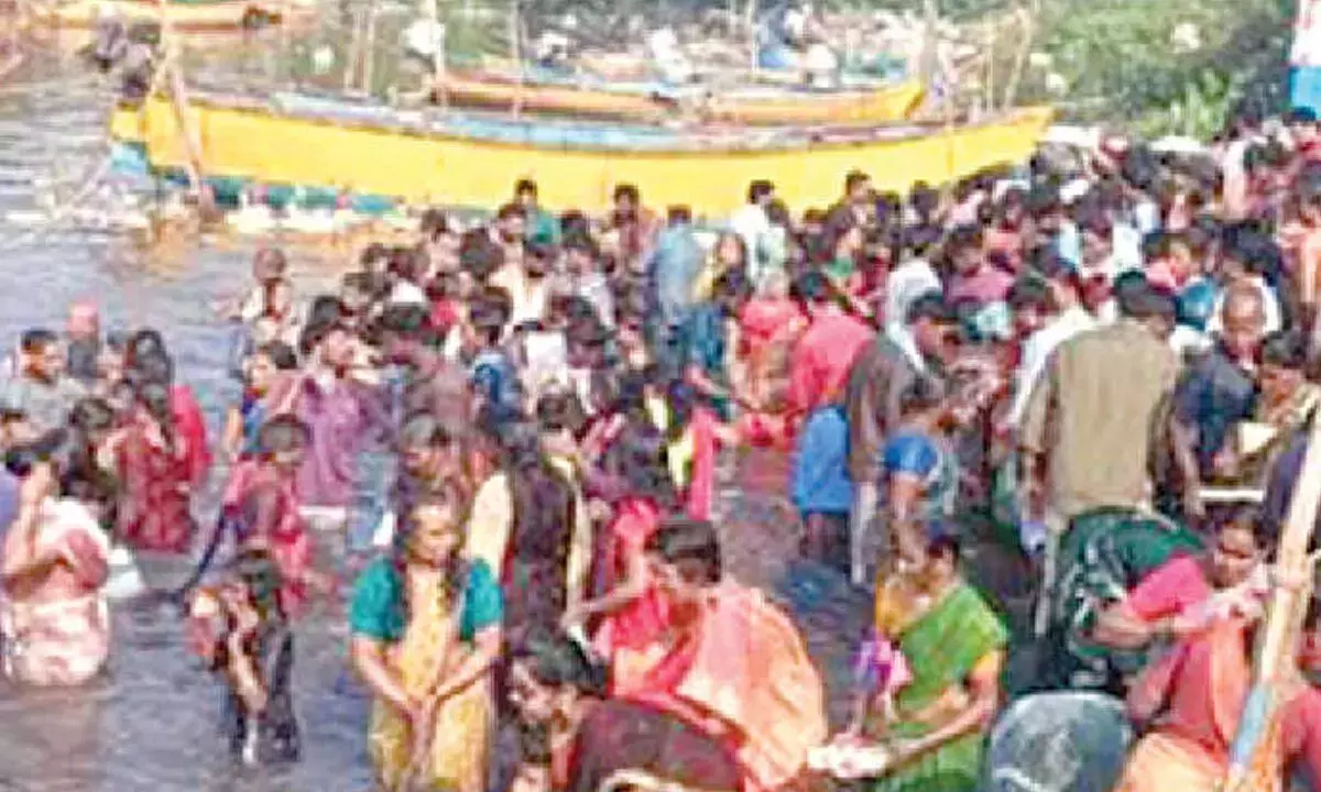Andhra: चोलंगी अमावस्या तीर्थम पर भक्ति का माहौल Andhra: चोलंगी अमावस्या तीर्थम पर भक्ति का माहौल
