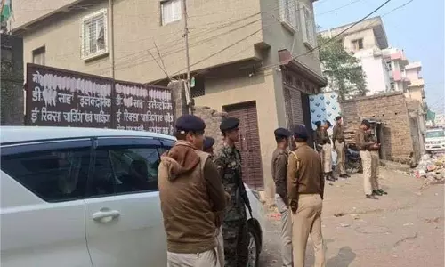 Patna : NEET छात्रा की मौत के बाद तनाव, हॉस्टल के बाहर माता-पिता का हंगामाा Patna : NEET छात्रा की मौत के बाद तनाव, हॉस्टल के बाहर माता-पिता का हंगामाा