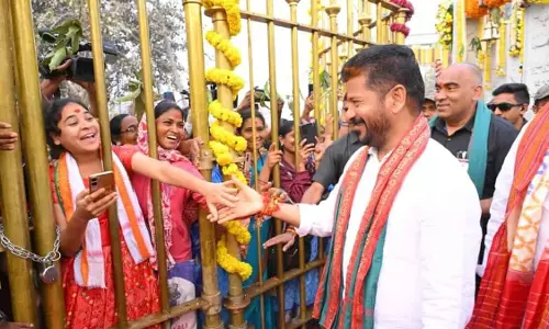 Telangana: मुख्यमंत्री ने मेदाराम आदिवासी देवी-देवताओं के पुनर्निर्मित मंदिर का उद्घाटन किया Telangana: मुख्यमंत्री ने मेदाराम आदिवासी देवी-देवताओं के पुनर्निर्मित मंदिर का उद्घाटन किया