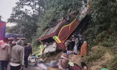 Jharkhand के लातेहार में बारातियों को ले जा रही बस पलटने से 9 लोगों की मौत, 80 घायल Jharkhand के लातेहार में बारातियों को ले जा रही बस पलटने से 9 लोगों की मौत, 80 घायल