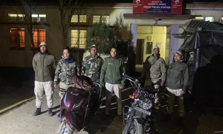 Manipur: एंटी-व्हीकल थेफ्ट स्क्वॉड की बड़ी सफलता, दो चोरी की गाड़ियां जब्त Manipur: एंटी-व्हीकल थेफ्ट स्क्वॉड की बड़ी सफलता, दो चोरी की गाड़ियां जब्त