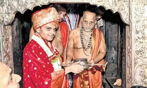 Udupi में एक बड़ा एक्सचेंज सेरेमनी हुआ: कृष्ण पूजा कैंकर्य पुट्टीगे श्री ने शिरूर मठ को सौंप दिया Udupi में एक बड़ा एक्सचेंज सेरेमनी हुआ: कृष्ण पूजा कैंकर्य पुट्टीगे श्री ने शिरूर मठ को सौंप दिया