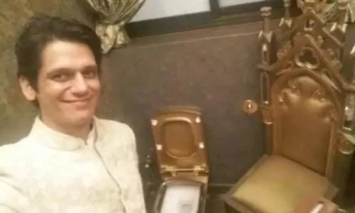विजय वर्मा ने अमिताभ बच्चन के घर के ‘गोल्डन टॉयलेट’ के साथ सेल्फी शेयर की