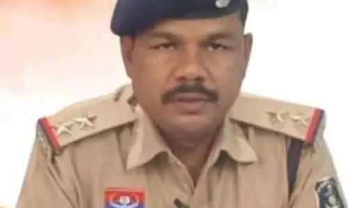 थाना प्रभारी को कुत्तों ने दौड़ाया, बचने के दौरान ट्रक की जद में आने से मौत थाना प्रभारी को कुत्तों ने दौड़ाया, बचने के दौरान ट्रक की जद में आने से मौत