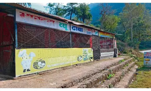 Bhakra के गांवों को जोड़ने वाली सड़क अगस्त 25 से भूस्खलन के कारण कटी हुई, स्थानीय लोग नाराज हैं Bhakra के गांवों को जोड़ने वाली सड़क अगस्त 25 से भूस्खलन के कारण कटी हुई, स्थानीय लोग नाराज हैं