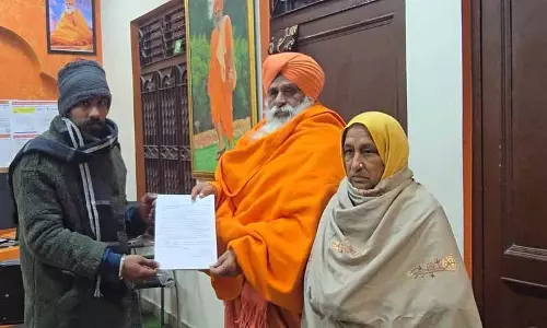 Oman में फंसी मां बेटे की आखिरी विदाई और पत्नी पति के अंतिम संस्कार में शामिल नहीं हो पाई Oman में फंसी मां बेटे की आखिरी विदाई और पत्नी पति के अंतिम संस्कार में शामिल नहीं हो पाई