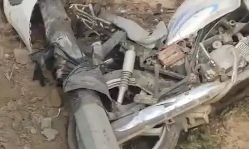 नेशनल हाईवे-9 पर कार ने बाइक में मारी टक्कर, किशोर की मौत, एक घायल