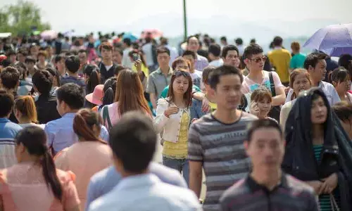 China की आबादी में गिरावट, 1-बच्चे पॉलिसी के बाद जन्म दर में 17% की कमी