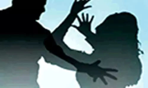 पति ने पत्नी का हाथ तोड़ा, बार-बार कॉल करना भारी पड़ा पति ने पत्नी का हाथ तोड़ा, बार-बार कॉल करना भारी पड़ा