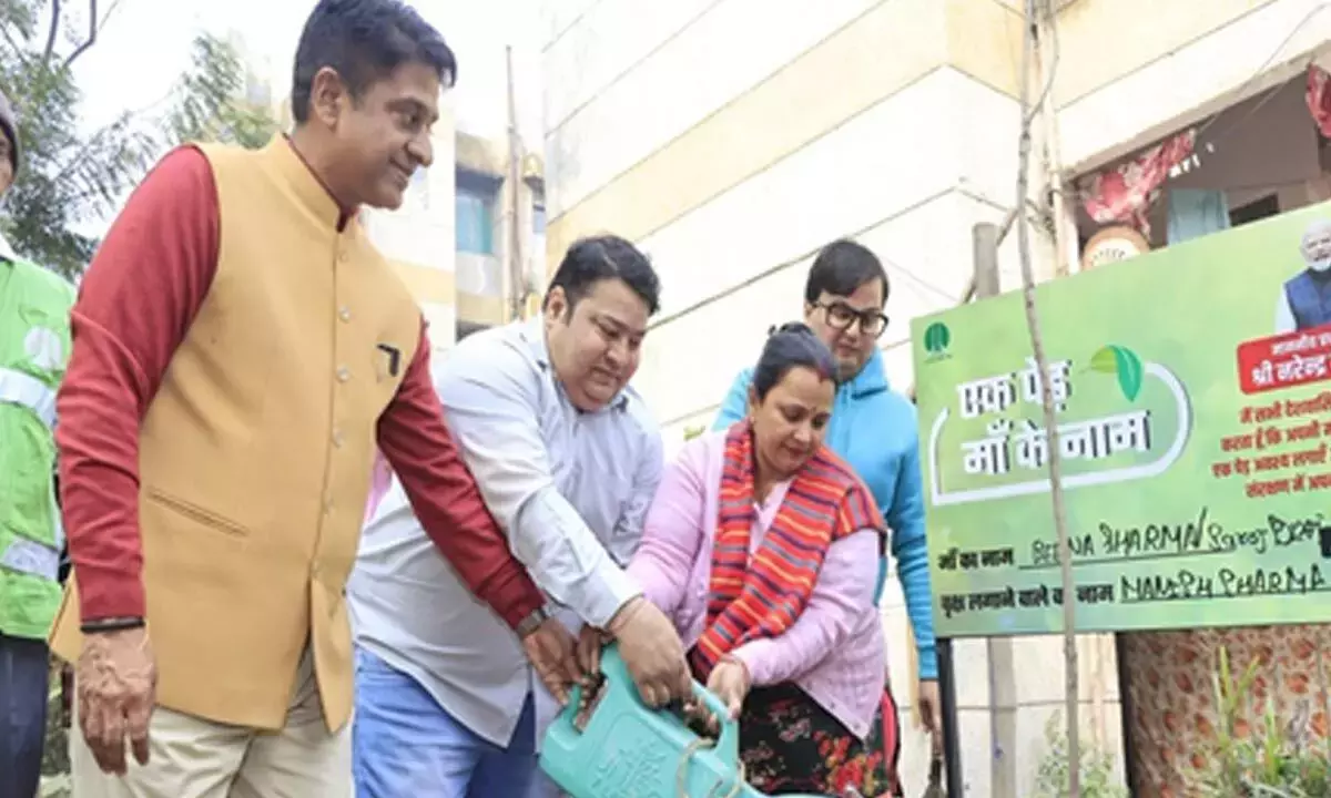 NDMC वीसी कुलजीत सिंह चहल ने लक्ष्मीबाई नगर में एक पेड़ मां के नाम अभियान का नेतृत्व किया NDMC वीसी कुलजीत सिंह चहल ने लक्ष्मीबाई नगर में एक पेड़ मां के नाम अभियान का नेतृत्व किया