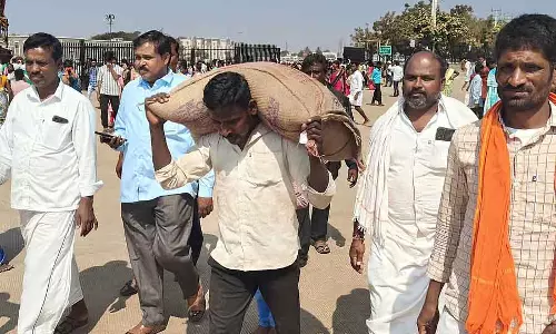 Koppal : 50 kg चावल के बैग के साथ हाइकिंग Koppal : 50 kg चावल के बैग के साथ हाइकिंग