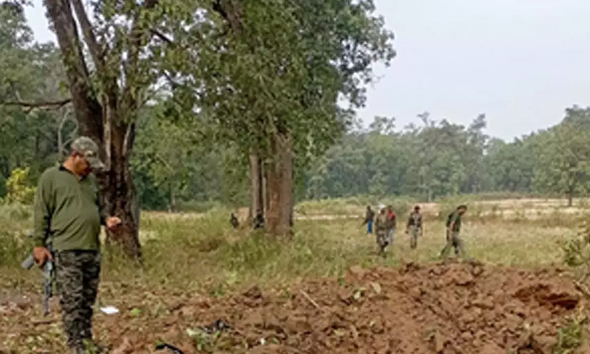 बीजापुर में माओवादियों द्वारा लगाए गए IED पर पैर रखने से एक युवक की मौत हो गई बीजापुर में माओवादियों द्वारा लगाए गए IED पर पैर रखने से एक युवक की मौत हो गई