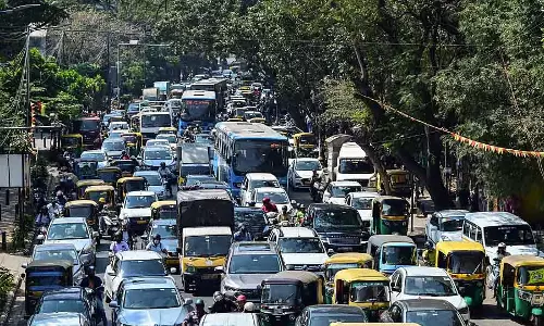 Bengaluru भारी ट्रैफिक: यात्रियों को परेशानी