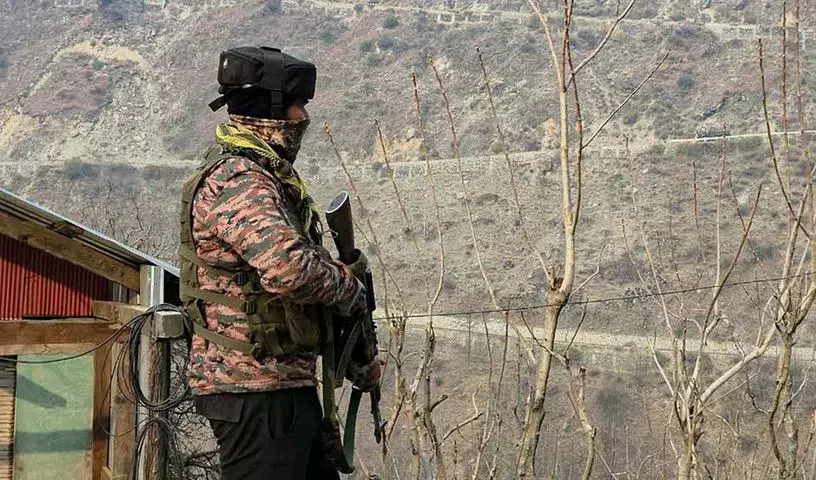 J&K: किश्तवाड़ में आतंकवादियों की तलाश के लिए सर्च ऑपरेशन फिर से शुरू J&K: किश्तवाड़ में आतंकवादियों की तलाश के लिए सर्च ऑपरेशन फिर से शुरू