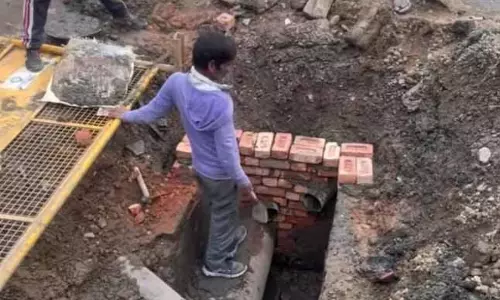 Ludhiana: सीवरेज और पीने के पानी के पाइप एक ही गड्ढे में बिछाए गए, लोगों ने चिंता जताई Ludhiana: सीवरेज और पीने के पानी के पाइप एक ही गड्ढे में बिछाए गए, लोगों ने चिंता जताई