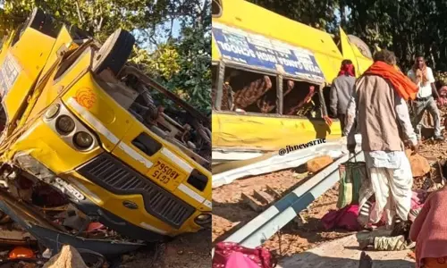 Latehar: ब्रेक फेल होने से झारखंड में बारात बस दुर्घटना, भारी जनहानि Latehar: ब्रेक फेल होने से झारखंड में बारात बस दुर्घटना, भारी जनहानि