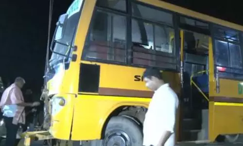 Tripura: पिकनिक से लौट रही स्कूल बस बैरिकेड्स से टकराई, कम से कम 2 लोग घायल Tripura: पिकनिक से लौट रही स्कूल बस बैरिकेड्स से टकराई, कम से कम 2 लोग घायल