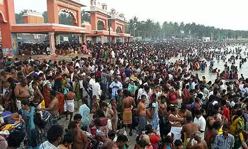 Thai Amavasya: भक्तों ने पूर्वजों को श्रद्धांजलि दी