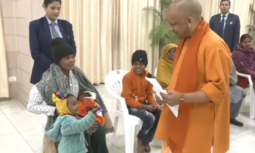 Lucknow में जनता दर्शन में सीएम योगी