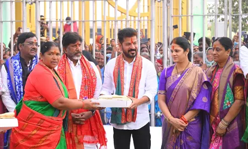 Telangana CM और मंत्रियों ने मेदारम में आदिवासी मंदिर में पूजा-अर्चना की Telangana CM और मंत्रियों ने मेदारम में आदिवासी मंदिर में पूजा-अर्चना की