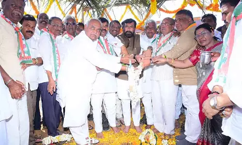 Haveri : बीजेपी ऑफिस के सामने कांग्रेस बिल्डिंग बनाने के लिए हुडली पूजा