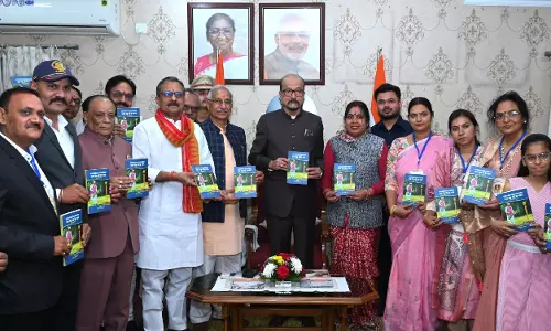 राज्यपाल डेका ने एक पेड़ मां के नाम काव्य संग्रह का किया विमोचन राज्यपाल डेका ने एक पेड़ मां के नाम काव्य संग्रह का किया विमोचन