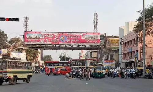 Footpath पर अतिक्रमण; सुगम यातायात में बाधा: अधिकारी आंखें मूंदे हुए