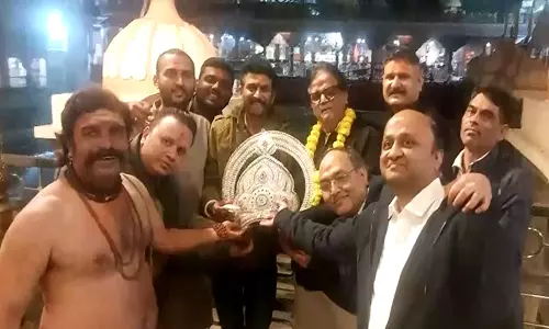 MP: मनोकामना पूरी होने पर भक्त ने बाबा महाकाल को 2.35 किलोग्राम वजन का चांदी का मुकुट अर्पित किया MP: मनोकामना पूरी होने पर भक्त ने बाबा महाकाल को 2.35 किलोग्राम वजन का चांदी का मुकुट अर्पित किया