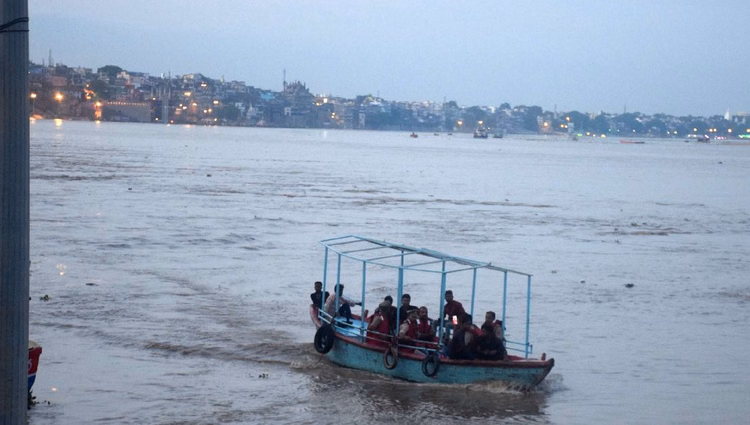 Varanasi: नमो घाट में महंगे किराये से वाटर स्पोर्ट्स धीमे, पर्यटक कम Varanasi: नमो घाट में महंगे किराये से वाटर स्पोर्ट्स धीमे, पर्यटक कम