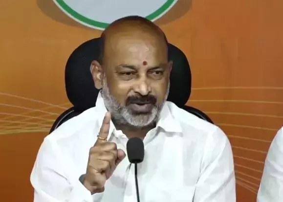 बंदी संजय ने रेवंत रेड्डी के BJP को ब्रिटिश जनता पार्टी कहने की आलोचना की बंदी संजय ने रेवंत रेड्डी के BJP को ब्रिटिश जनता पार्टी कहने की आलोचना की
