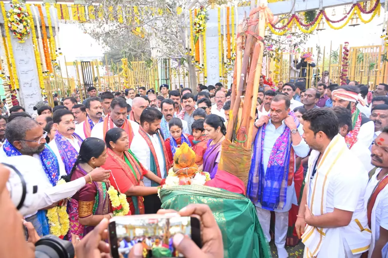 Chief Minister रेवंत ने पुनर्निर्मित मेदारम सम्मक्का सरलम्मा गड्डेलु का उद्घाटन किया