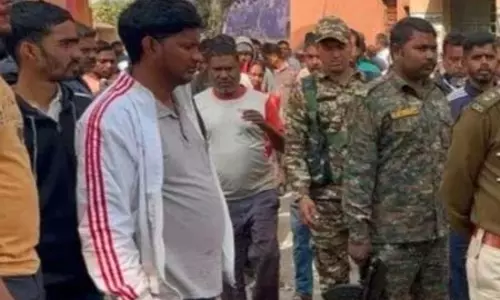 मां-बेटी के शव कमरे में फंदे से लटके मिले, कर्ज के दबाव में आत्महत्या की आशंका