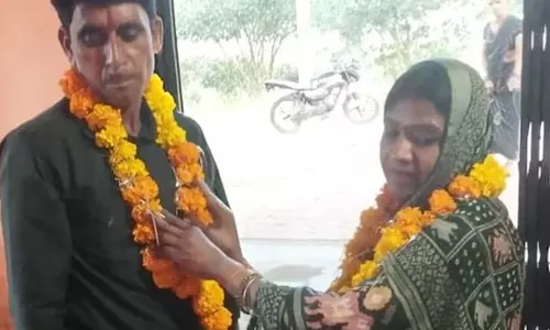Khargon: ब्याह के दो दिन बाद पूजा ने बनाई खबर, शादी का अतीत सामने Khargon: ब्याह के दो दिन बाद पूजा ने बनाई खबर, शादी का अतीत सामने