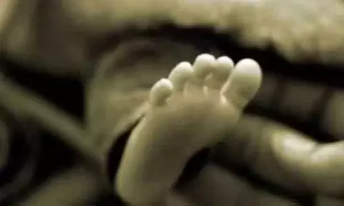 Umerkote तालाब के पास नवजात का शव मिलने से दहशत फैल गई Umerkote तालाब के पास नवजात का शव मिलने से दहशत फैल गई