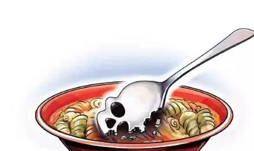 Thane में हल्दी सेरेमनी के खाने से 125 लोग बीमार Thane में हल्दी सेरेमनी के खाने से 125 लोग बीमार
