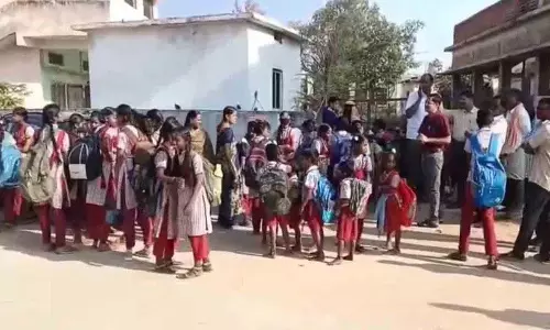Bills न चुकाने पर ठेकेदार ने सरकारी स्कूल की बिल्डिंग पर ताला लगा दिया Bills न चुकाने पर ठेकेदार ने सरकारी स्कूल की बिल्डिंग पर ताला लगा दिया
