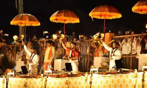 Arudha के सिद्धारुधा मठ में भव्य आरती; भक्त आनंदित हुए Arudha के सिद्धारुधा मठ में भव्य आरती; भक्त आनंदित हुए