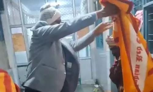 Farrukhabad: रेलवे स्टेशन पर जरूरतमंदों को कंबल देकर ठंड से राहत Farrukhabad: रेलवे स्टेशन पर जरूरतमंदों को कंबल देकर ठंड से राहत