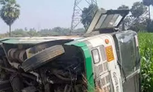RTC Driver को गुस्सा आया, बस पलटी; सात लोग घायल