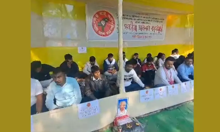 Assam: डिब्रूगढ़ में कटाव रोधी काम तेज करने के लिए AASU ने 12 घंटे की भूख हड़ताल